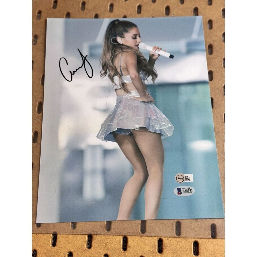 Ariana Grande‎ Autograph Signed 8x10 Singing In Silver Outfit Beckett Authentic - Picture 3 of 9